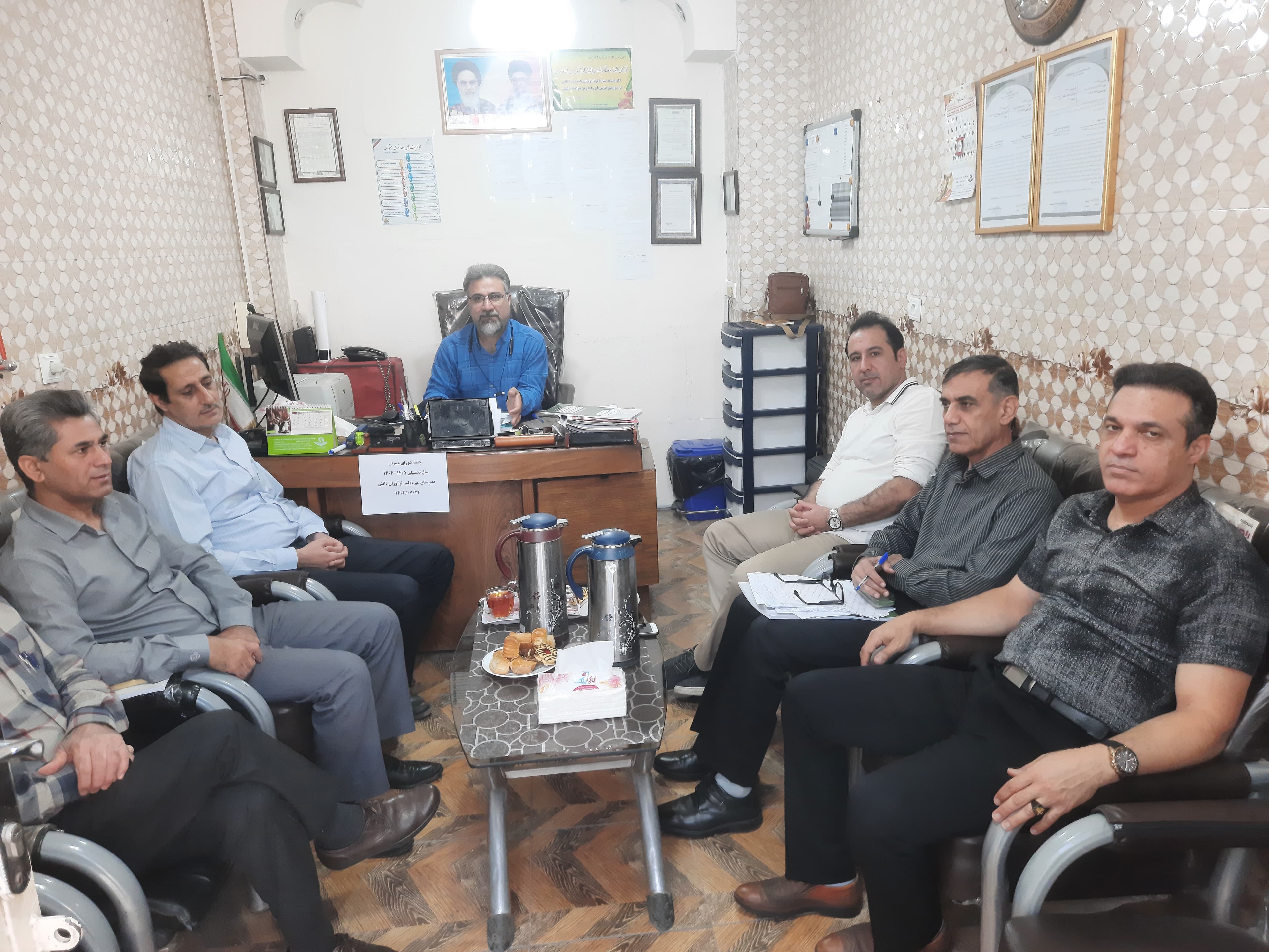 برگزاری جلسه شورای دبیران با هدف ارتقای کیفیت آموزشی در مدرسه